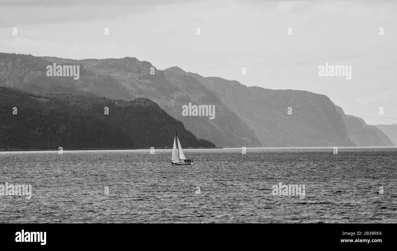 Fiume Saguenay, Canada - 18 agosto 2019: Splendida vista panoramica della valle del fiume Sagueney al tramonto Foto Stock