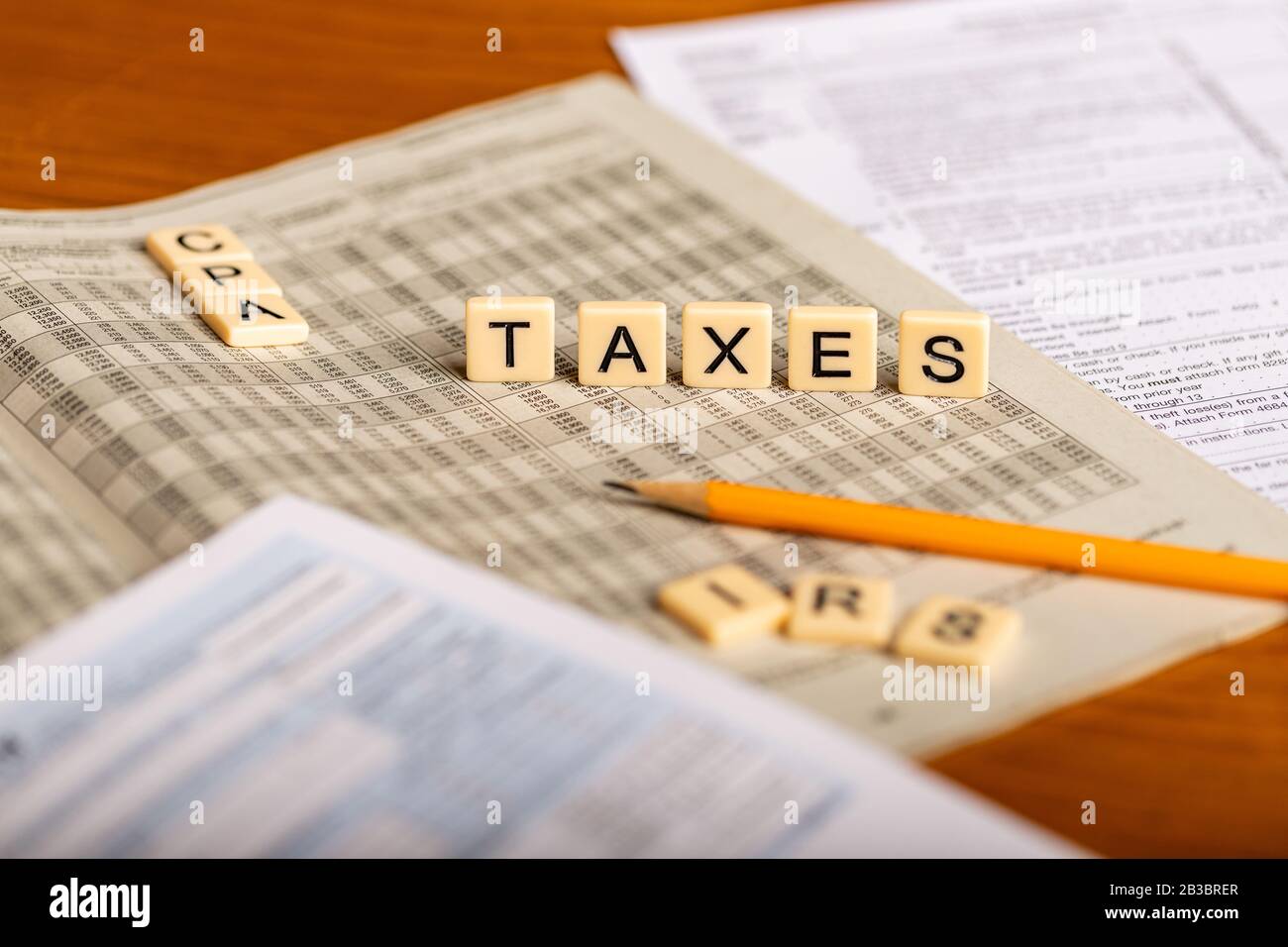 Immagine concettuale dei moduli fiscali, con Tasse, CPA e IRS in lettere Foto Stock