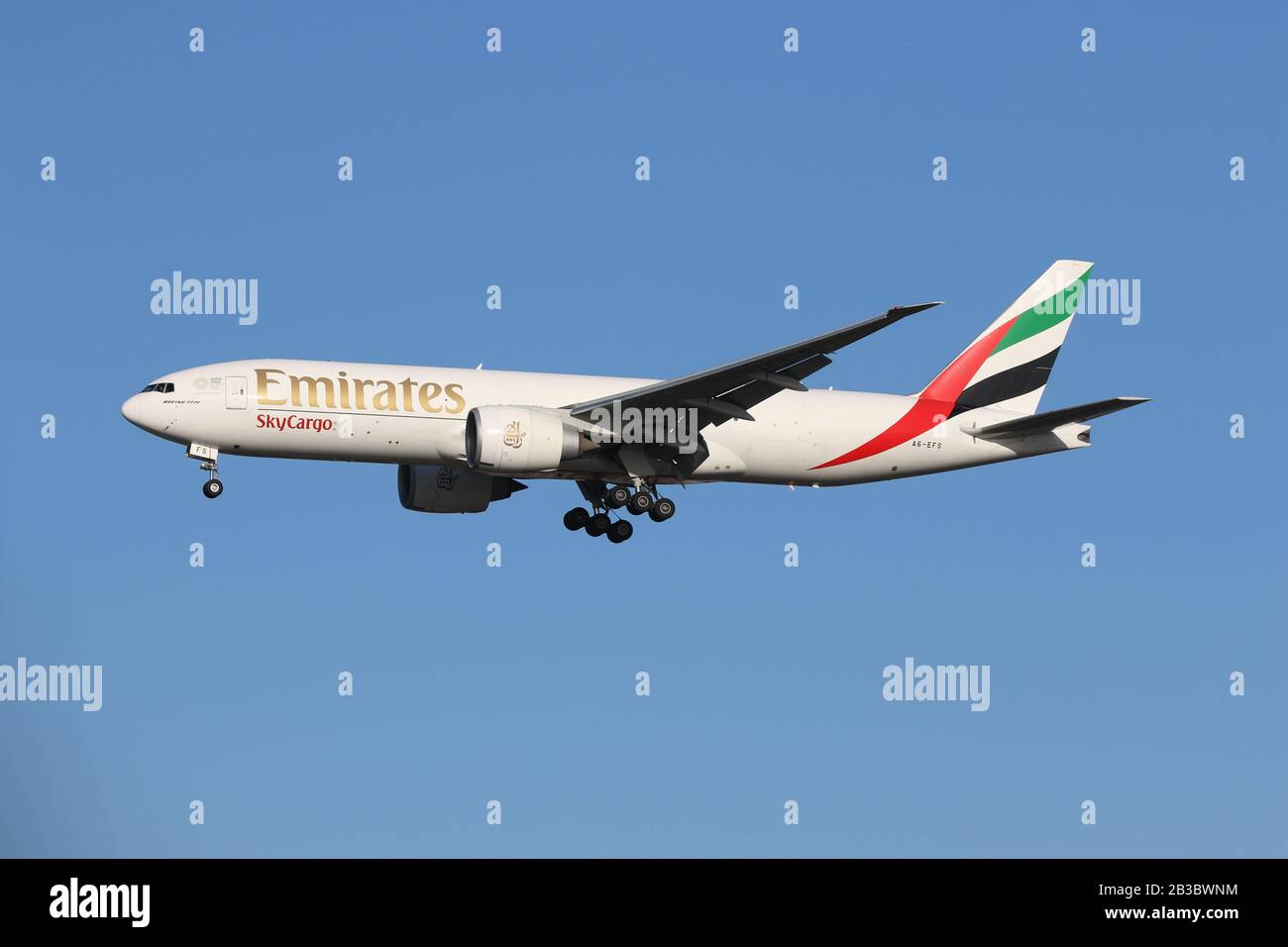 Un Boeing 777-F1H appartenente ad Emirates SkyCargo atterra all'Aeroporto Heathrow di Londra Foto Stock