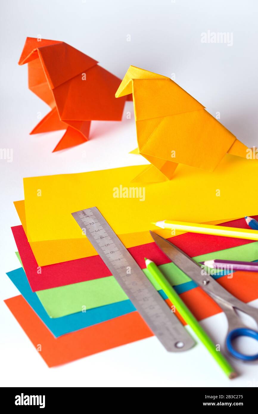 origami uccello fatto di carta colorata e carta, righello, matite,  coltello. hobby interessante Foto stock - Alamy