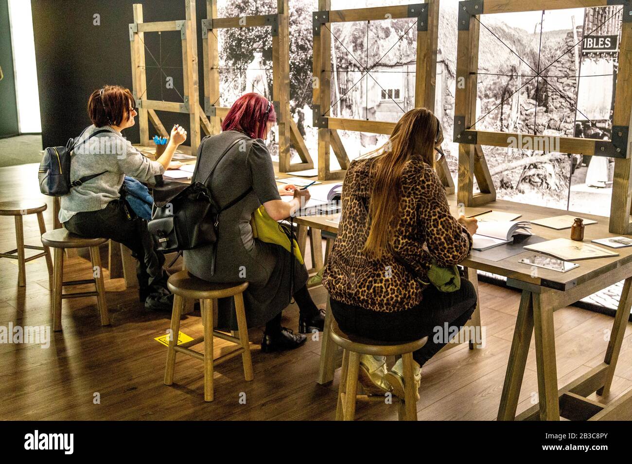 Le persone che disegnano utilizzando la cornice prospettica di Incontra Vincent van Gogh Experience 2020, Londra, Regno Unito Foto Stock