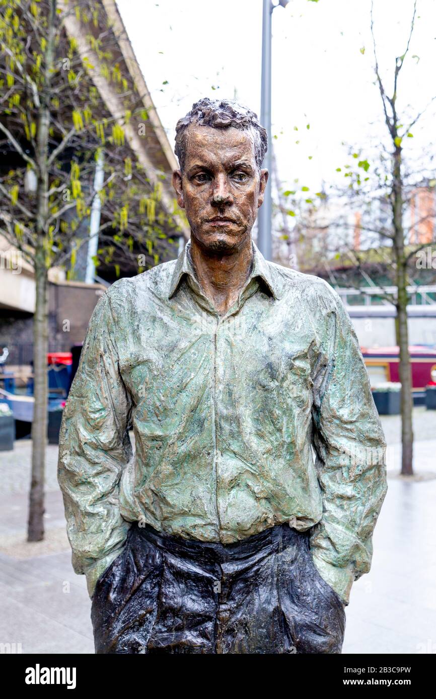 Scultura "uomo in carteggiatura" di Sean Henry a Paddington Basin, Londra, Regno Unito Foto Stock