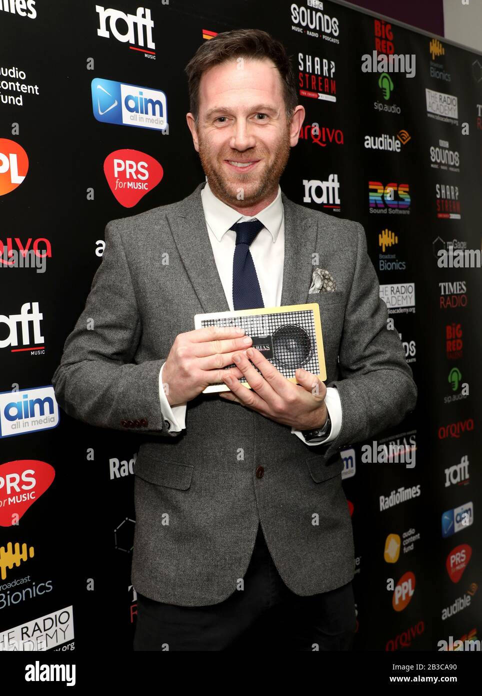 Steffan Garrero con il premio Best Sports Show per Super G: Come Geraint ha vinto il Yellow Jersey nella sala premi durante i premi Audio and radio Industry Awards che si sono tenuti al London Palladium, Londra. Foto Stock