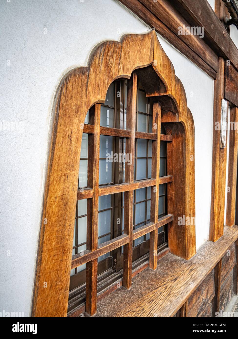 Bella finestra ad arco con muttons esterno in legno. Foto Stock