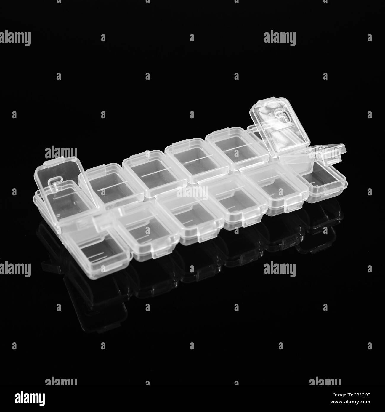 Contenitore in plastica per compresse su sfondo nero Foto Stock