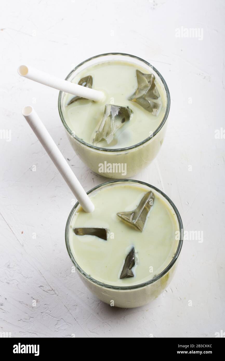 Latte di matcha verde ghiacciato con latte di mandorle, primo piano Foto Stock