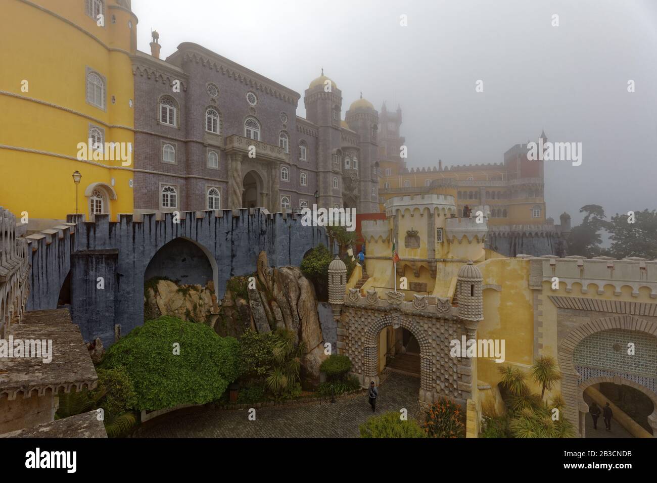 Pena Palace situato sulla cima della collina in montagna Sintra. Dal 1995, il paesaggio culturale di Sintra è dichiarato patrimonio mondiale dell'UNESCO Foto Stock