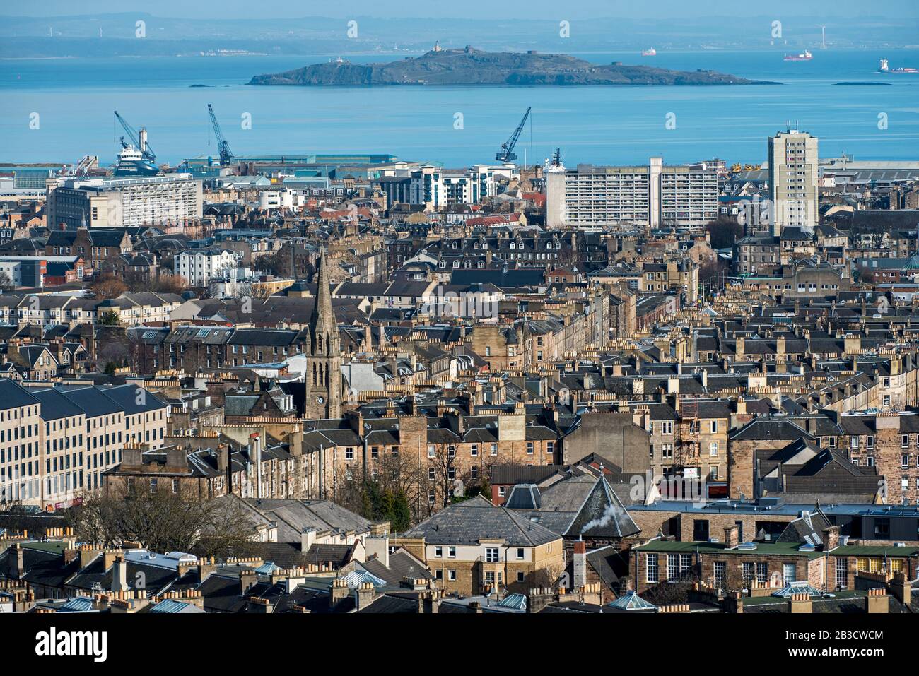 Guardando a nord da Calton Hill sui tetti di Leith al Firth of Forth e Fife, Edimburgo, Scozia, Regno Unito. Foto Stock