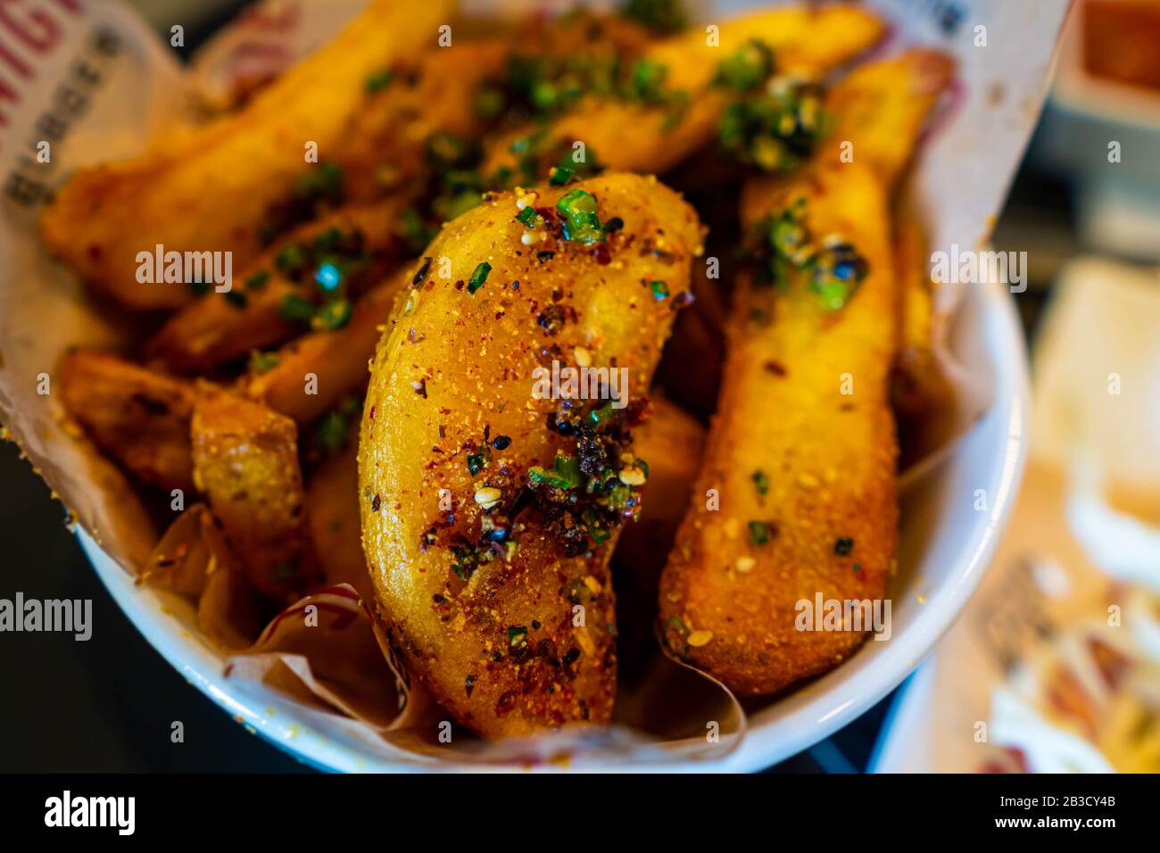 Spicchio di patate con salsa Foto Stock