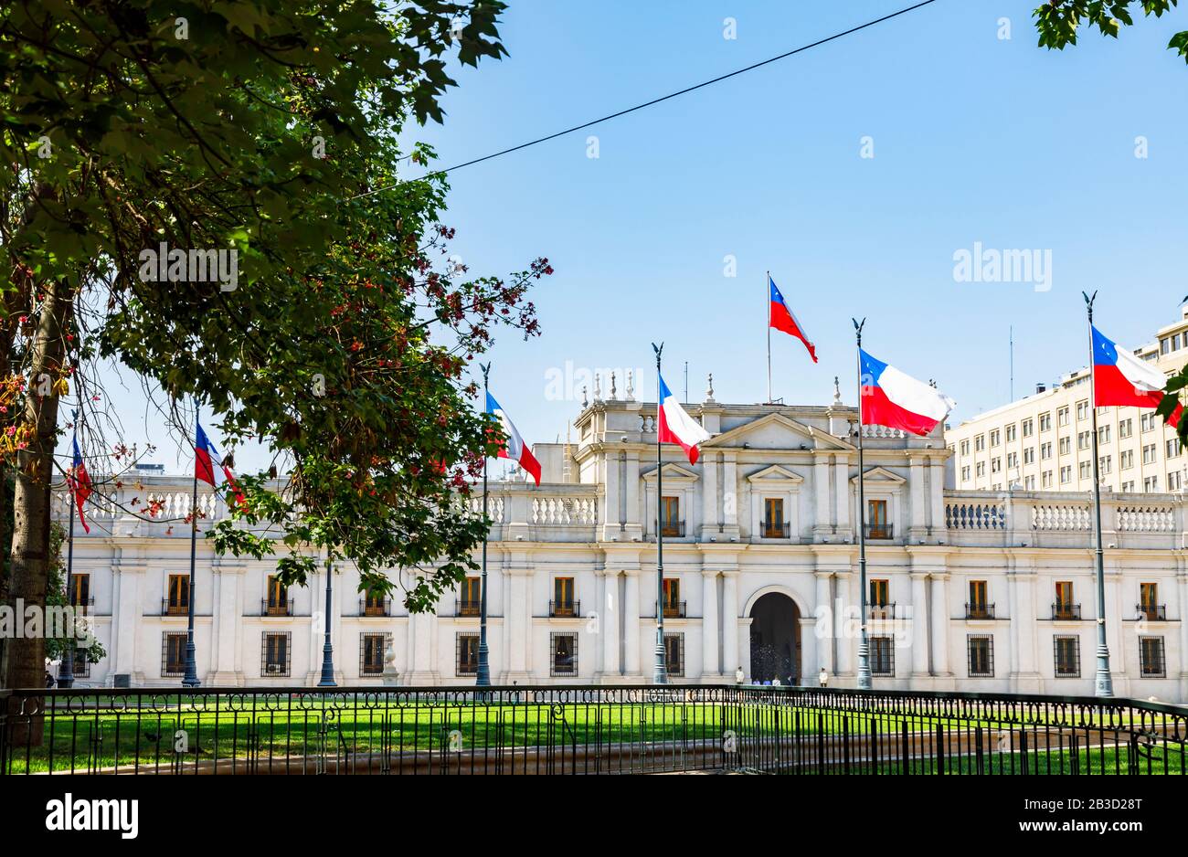 Facciata del neoclassico Palacio de la Moneda o Palazzo la Moneda, sede del Presidente della Repubblica del Cile, Santiago, capitale del Cile Foto Stock