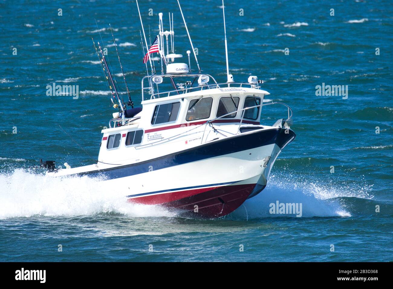 11 settembre 2015, WESTPORT, WA: Una barca sportiva per la pesca accelera attraverso le acque del porto di Grays, sulla via del ritorno al porto turistico di Westport, dopo una giornata di Foto Stock