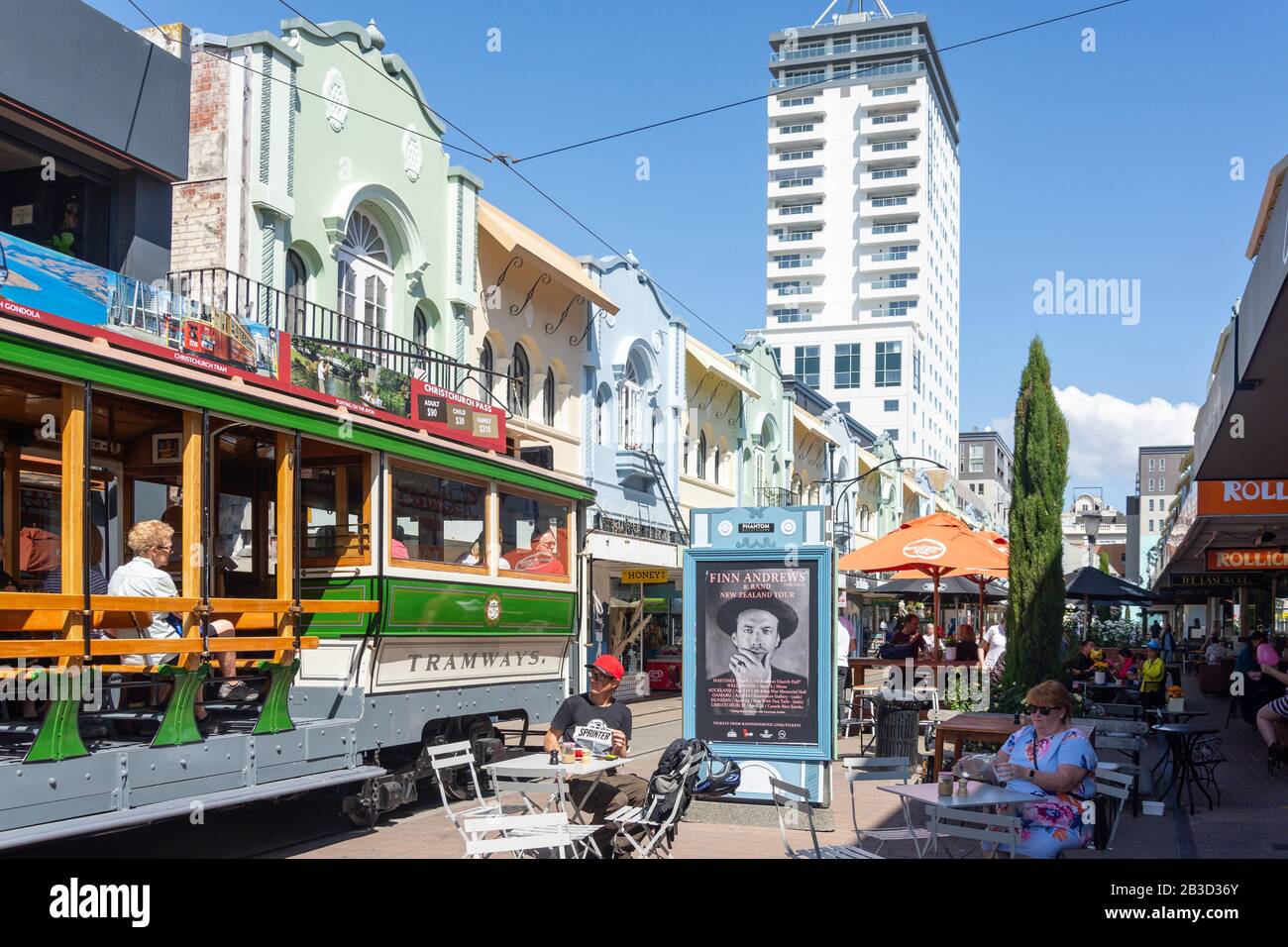 Tram City Tour che passa attraverso la strada pedonale New Regent Street, Christchurch, Canterbury Region, Nuova Zelanda Foto Stock