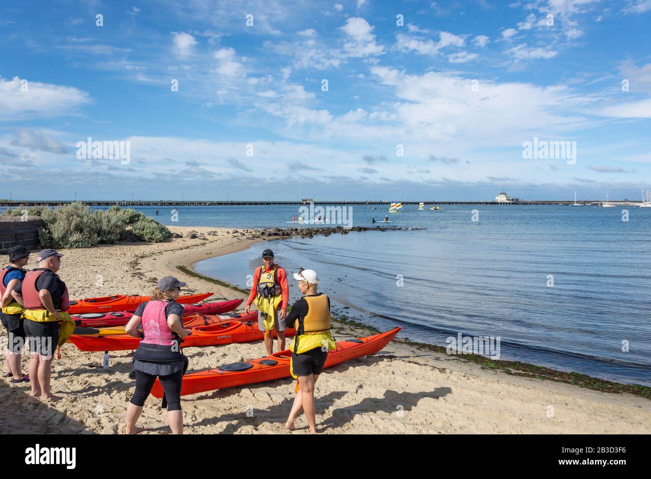 Gruppo che ha istruzione kayak su St Kilda Beach, St Kilda, Melbourne, Victoria, Australia Foto Stock