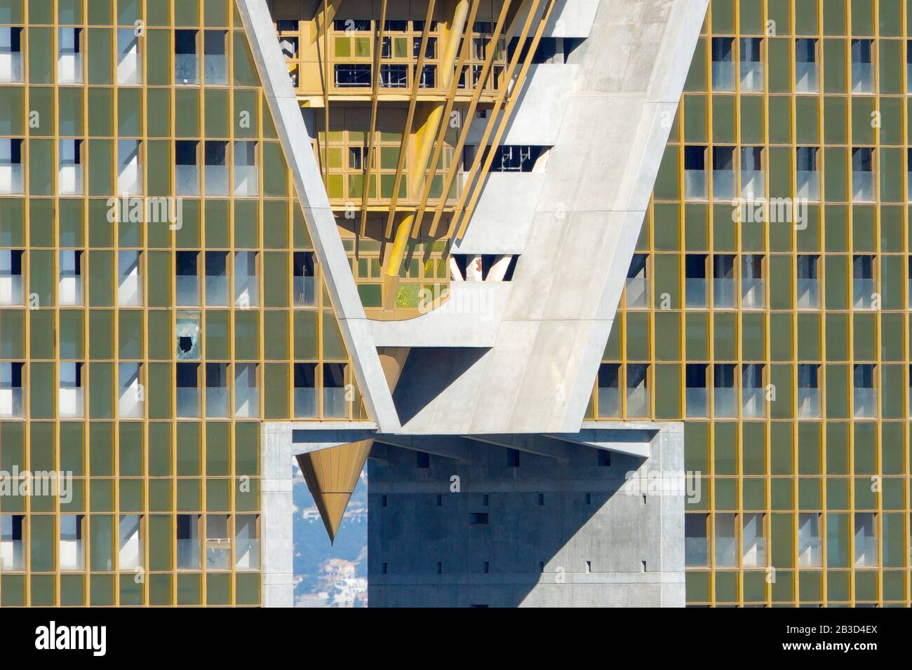 Edificio residenziale Intempo, Benidorm, Spagna. Colpo stretto della parte a forma di cono superiore della struttura residenziale più alta in Spagna Foto Stock