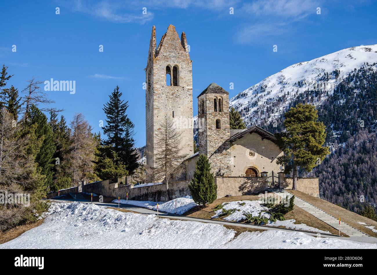 La Chiesa riformata svizzera di San Gian è elencata come patrimonio svizzero di rilevanza nazionale. La chiesa si trova su una collina sopra il fiume Inn Foto Stock