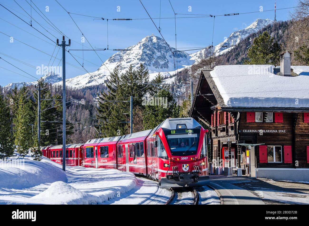 La Ferrovia Retica, abbreviata RhB, è una società di trasporti svizzera che possiede la più grande rete di tutti gli operatori ferroviari privati in Svizzera. Foto Stock