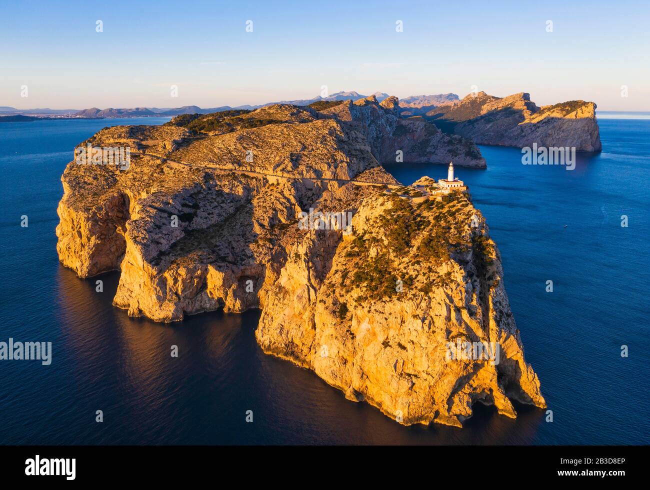 Cap Formentor con faro alla luce del mattino, penisola di Formentor, vicino a Pollenca, vista aerea, Maiorca, Isole Baleari, Spagna Foto Stock