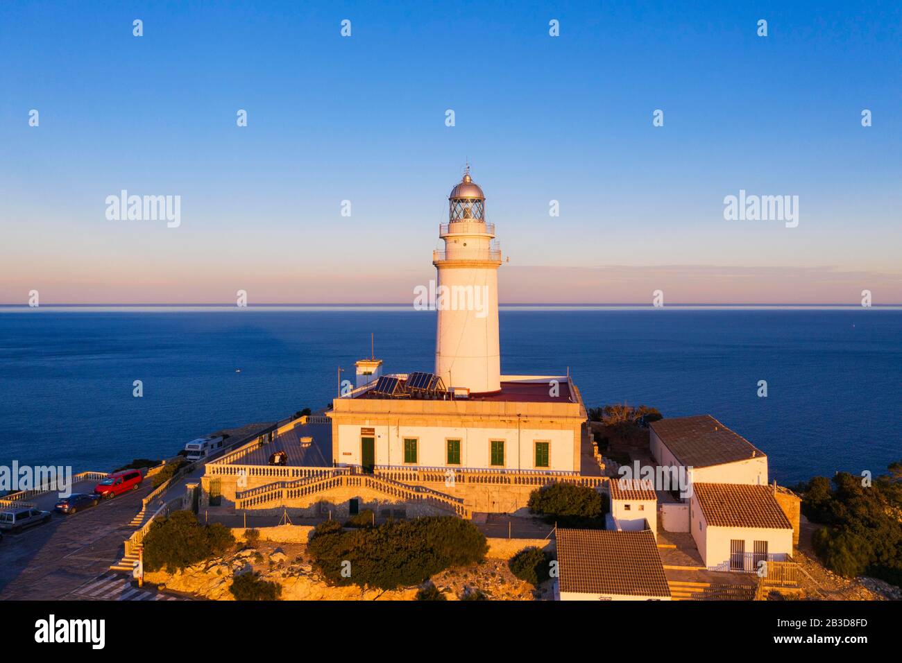 Faro a Cap Formentor al mattino luce, Formentor penisola, vicino a Pollenca, vista aerea, Maiorca, Isole Baleari, Spagna Foto Stock