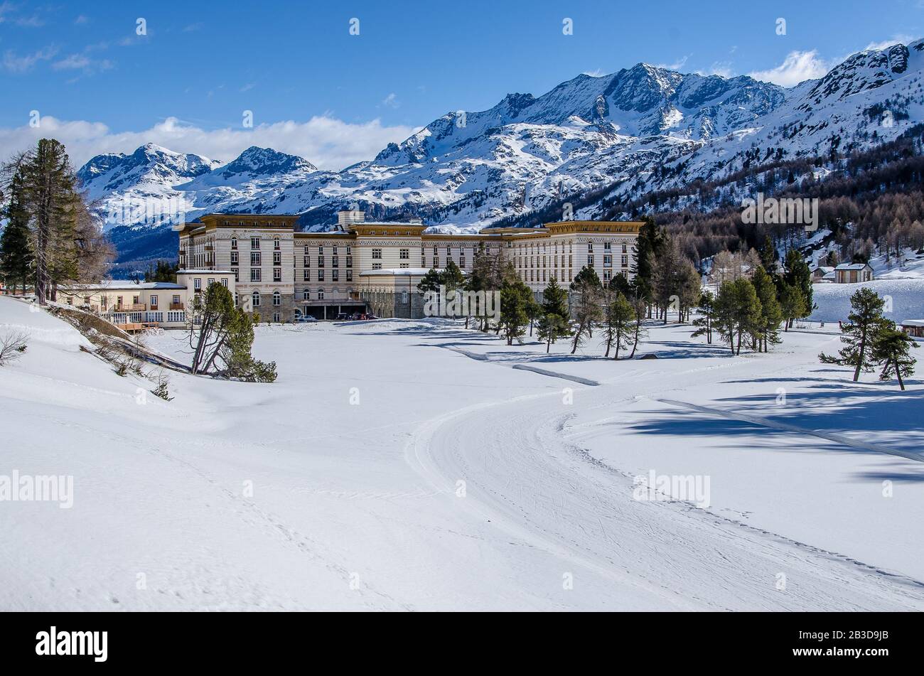 Il Maloja Palace si trova a 15 km da St Moritz, nel cantone svizzero di Graubünden, in cima al Passo Maloja Foto Stock