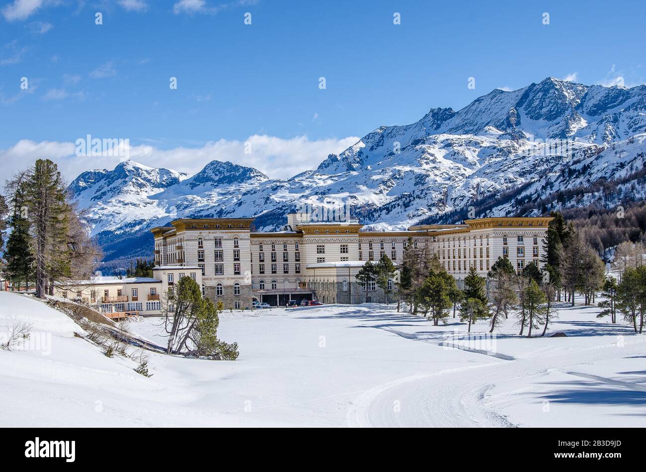 Il Maloja Palace si trova a 15 km da St Moritz, nel cantone svizzero di Graubünden, in cima al Passo Maloja Foto Stock