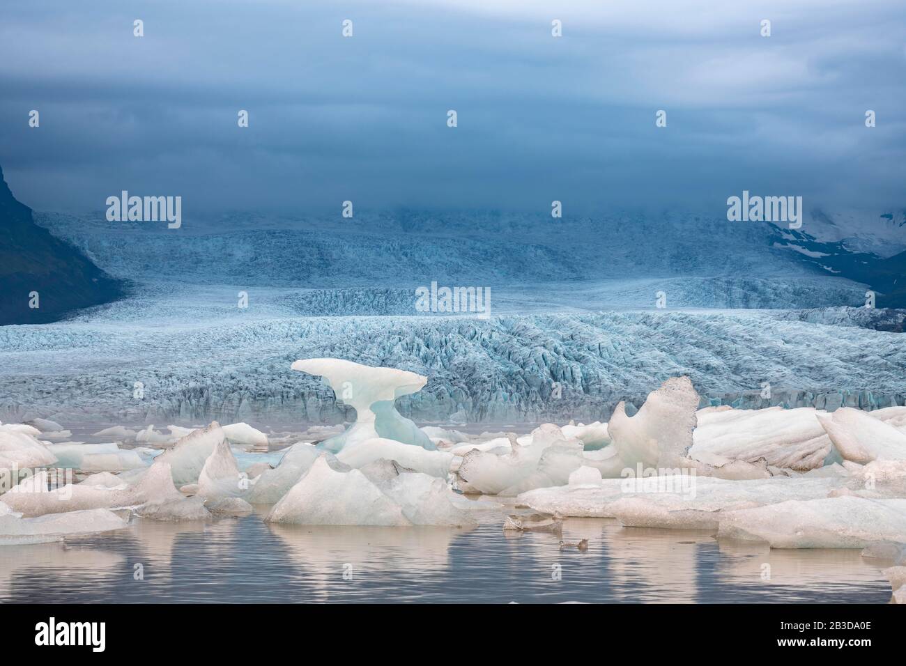 Lago glaciale Fjallsarlon, iceberg con ghiacciaio, Parco Nazionale Vatnajoekull, Hornafjoerour, Islanda meridionale, Islanda Foto Stock