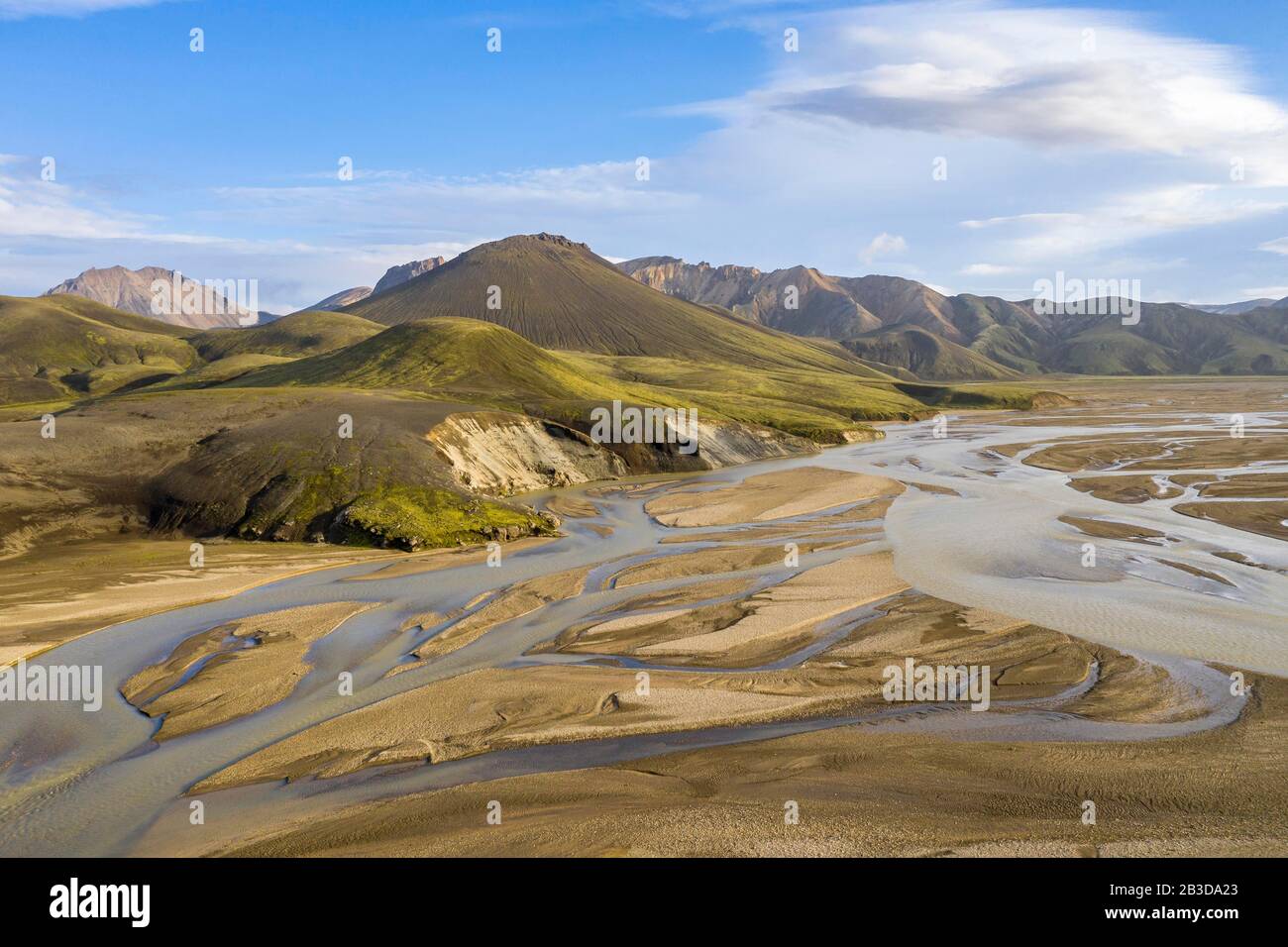 Veduta aerea, altipiani islandesi, montagne con fiume serpeggiante, regione di Landmannalaugar, Islanda Foto Stock