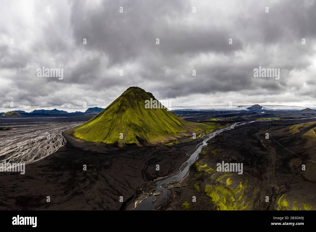 Veduta aerea, Maelifell montagna coperta di muschio, Maelifell, sabbia nera deserto Maelifellssandur, dietro il ghiacciaio Myrdalsjoekull, altopiano islandesi Foto Stock