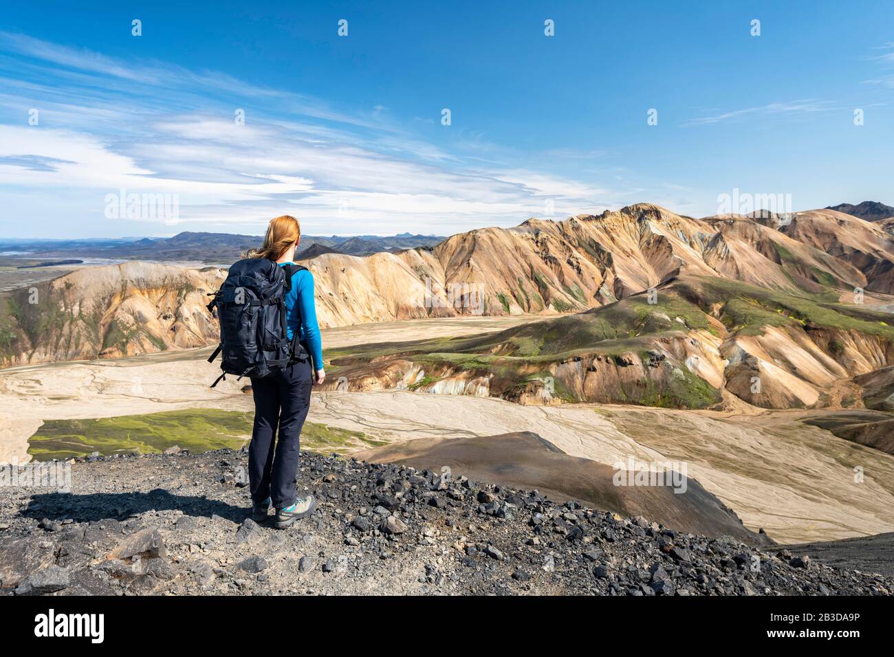 Hiker femminile, montagne Rhyolite, regione di Landmannalaugar, riserva naturale di Fjallabak, altopiani islandesi, Islanda Foto Stock