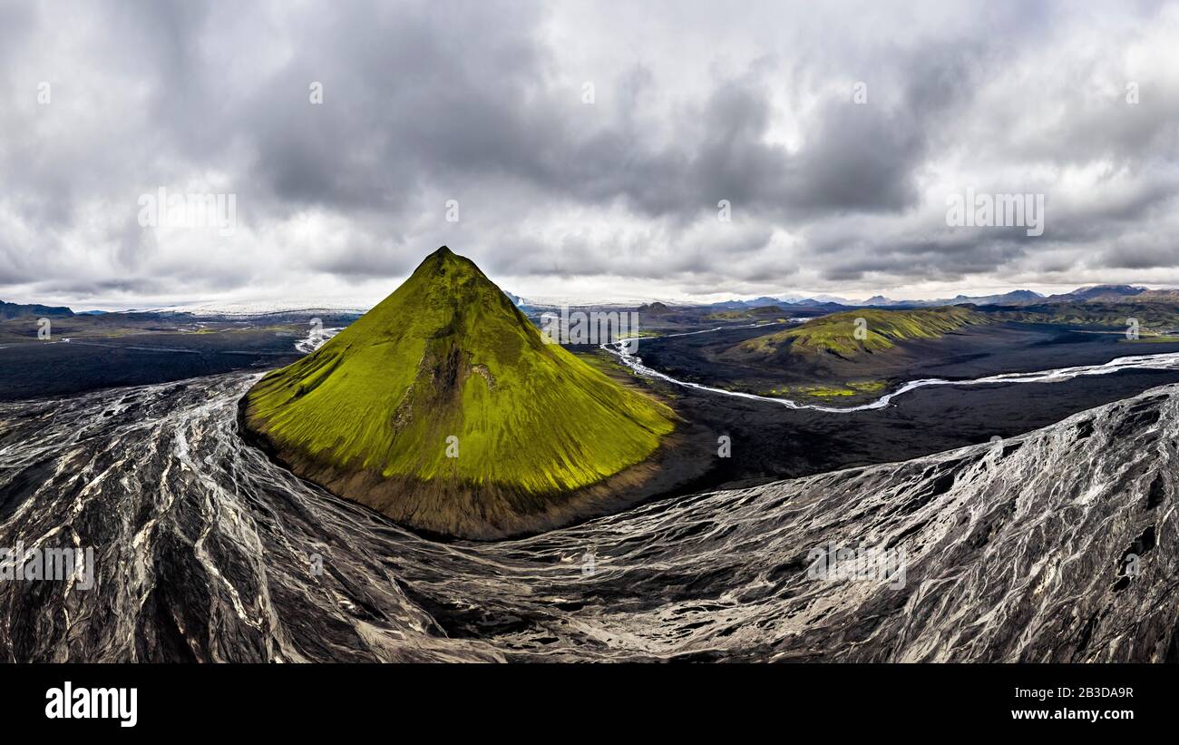 Veduta aerea, Maelifell montagna coperta di muschio, Maelifell, sabbia nera deserto Maelifellssandur, dietro il ghiacciaio Myrdalsjoekull, altopiano islandesi Foto Stock