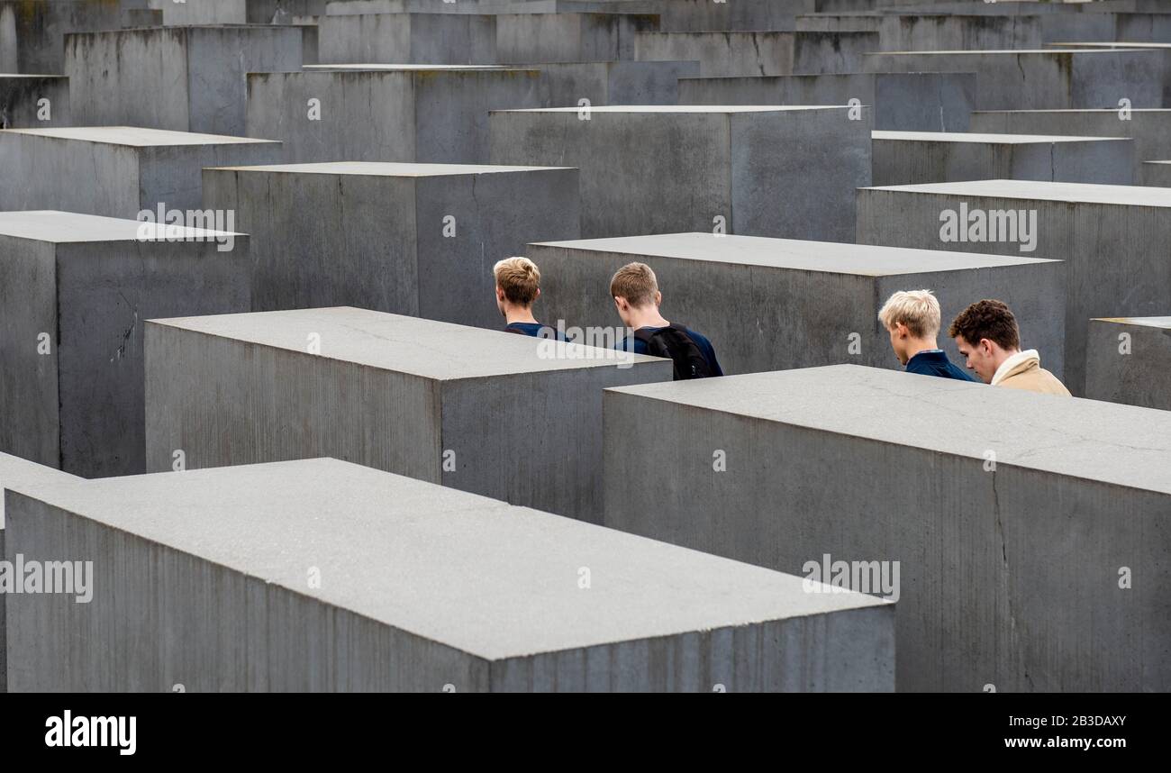 I giovani che camminano attraverso il Memoriale dell'Olocausto, il Memoriale per gli ebrei Assassinati d'Europa, Berlino, Germania Foto Stock