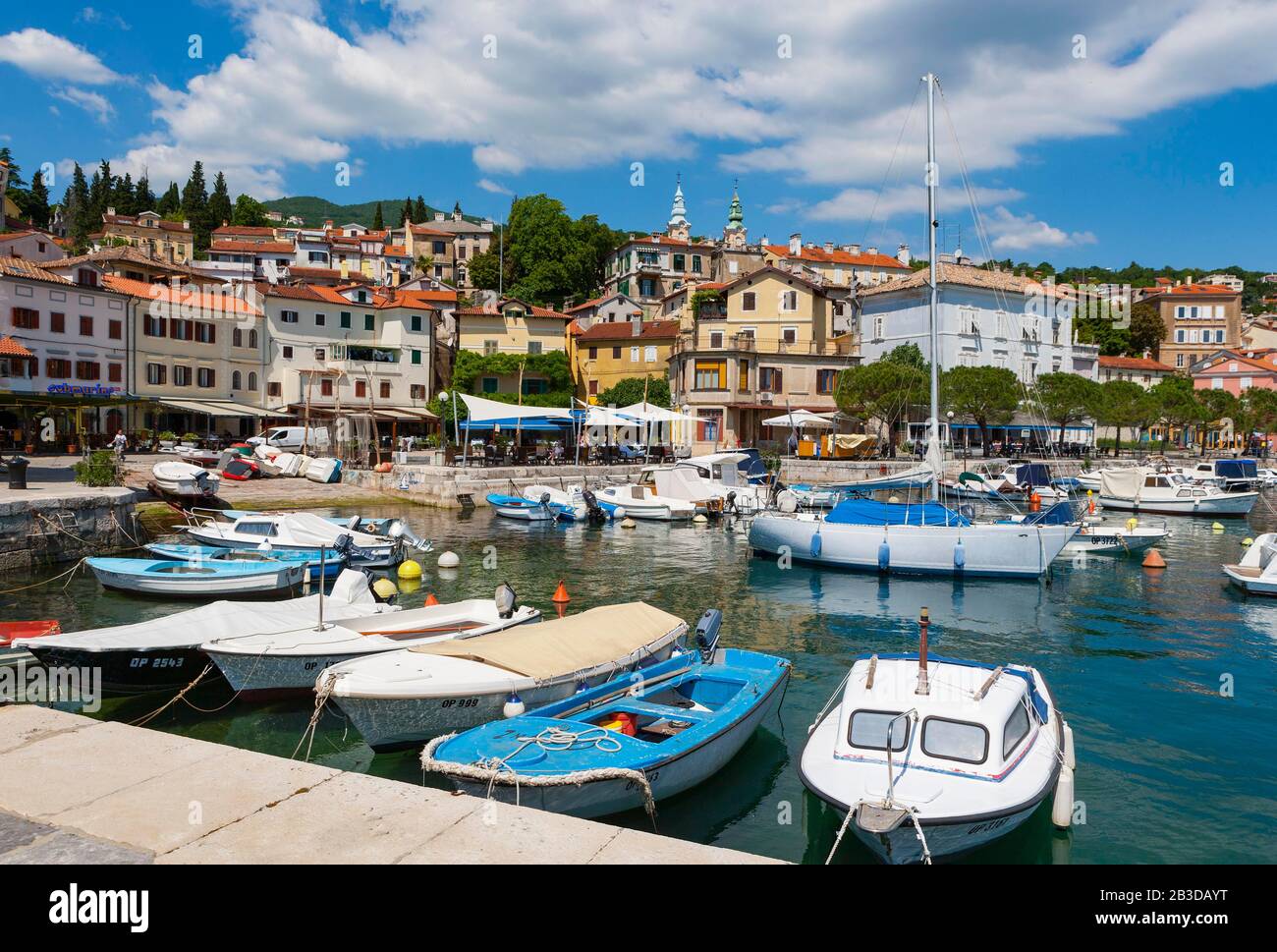 Vista porto e villaggio, Volosko vicino Opatija, Istria, Golfo del Quarnero, Mare Adriatico croato, Croazia Foto Stock