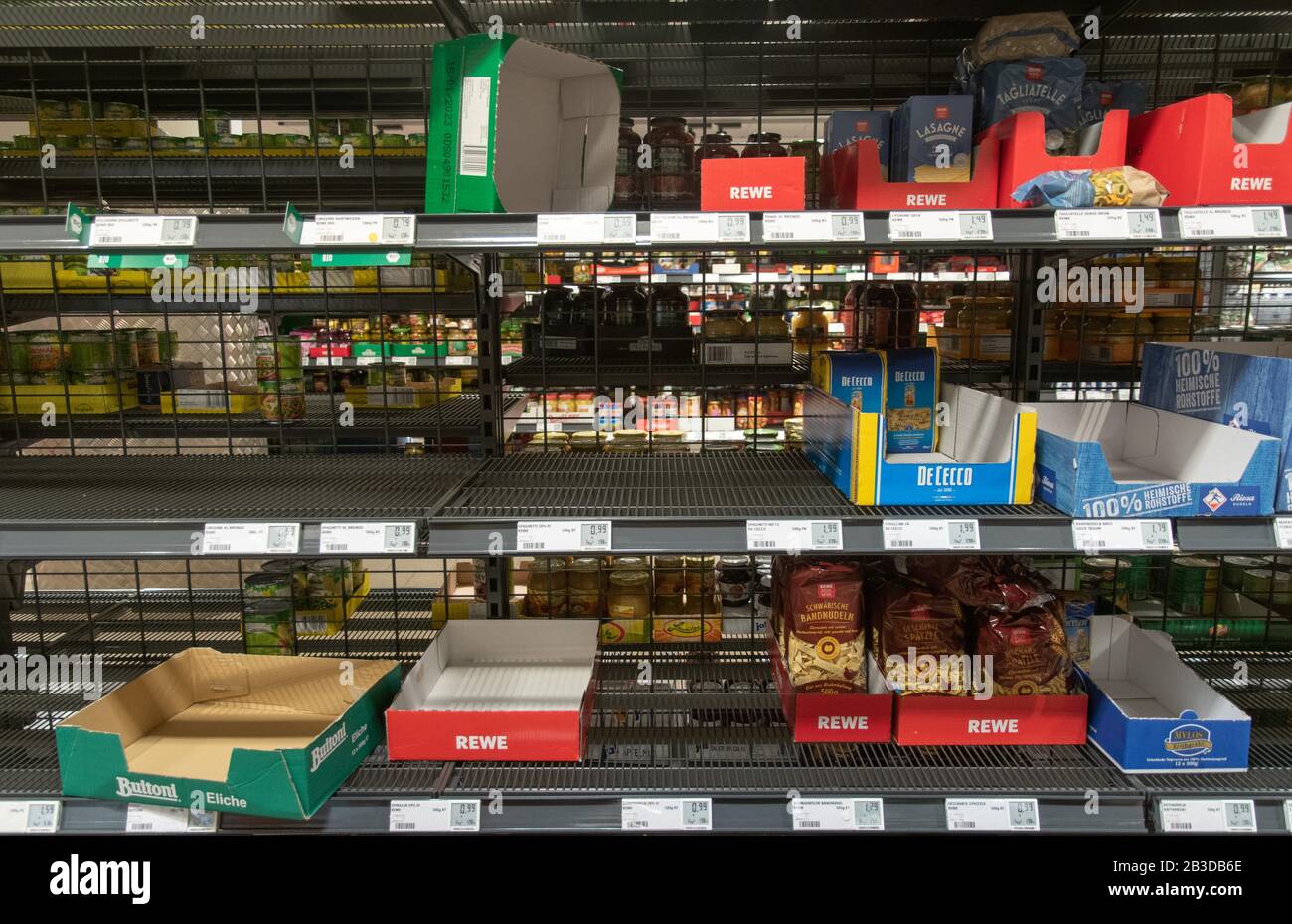 Hamster shopping, scaffali vuoti supermercato a REWE, paura di pandemia, coronavirus, Germania Foto Stock