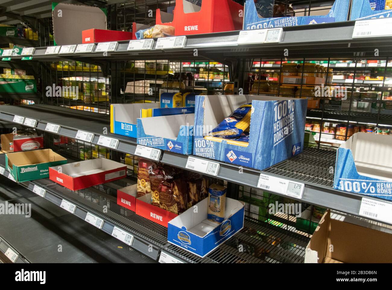 Hamster shopping, scaffali vuoti supermercato a REWE, paura di pandemia, coronavirus, Germania Foto Stock