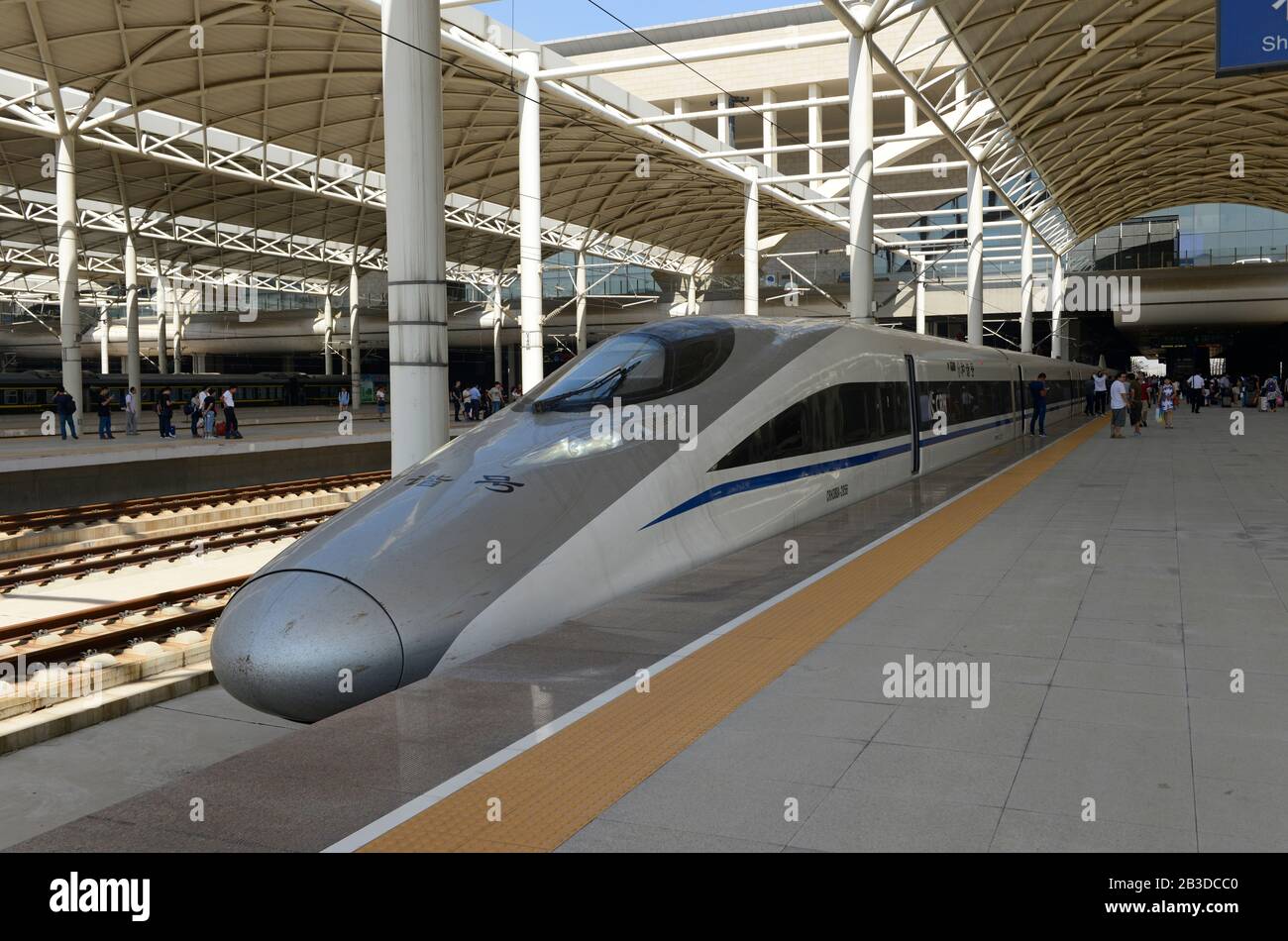 Un treno superveloce CRH 380 EMU alla stazione di Shijiazhuang, Cina Foto Stock