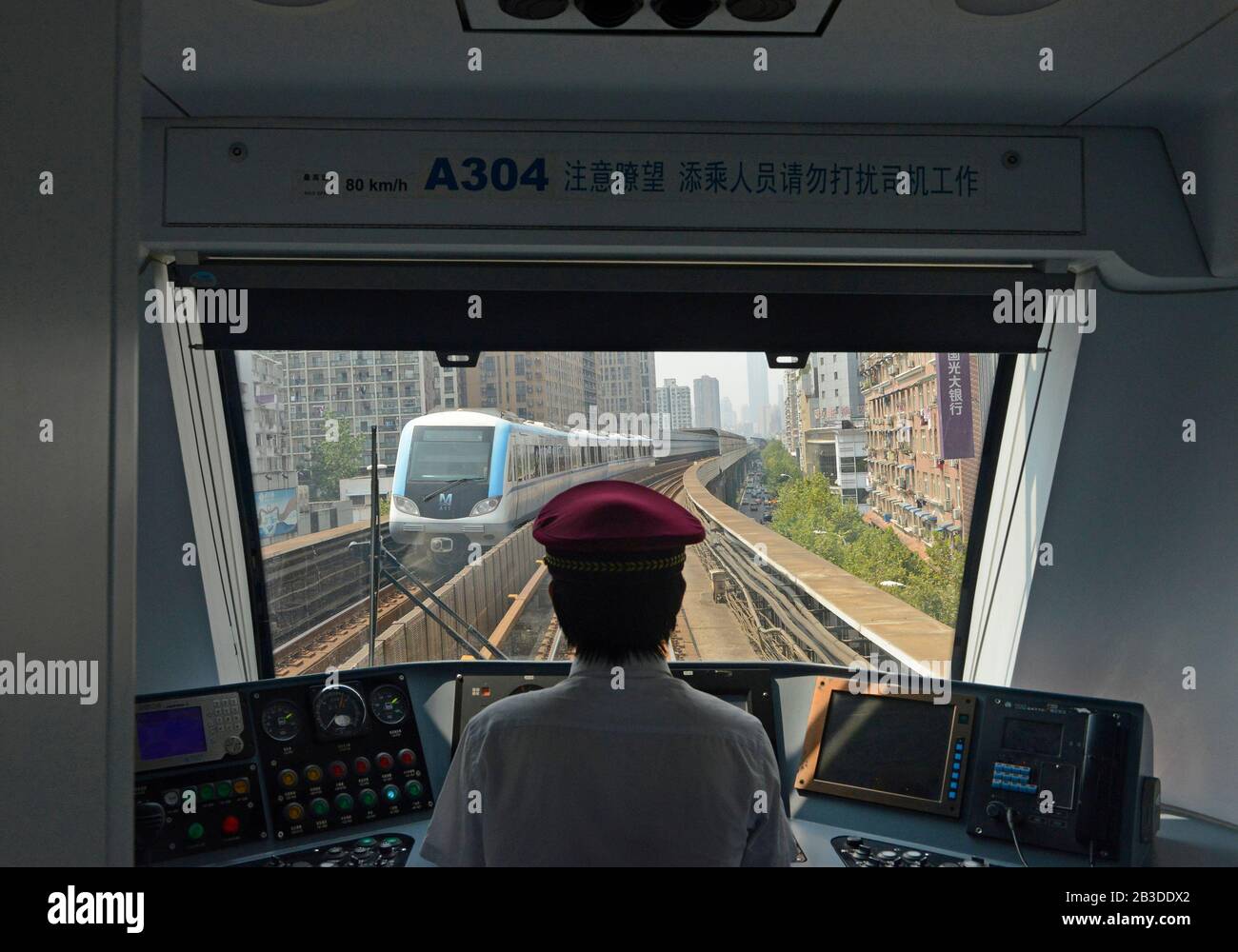 Vista dell'autista, treno linea 1 della metropolitana Wuhan, Wuhan, Cina Foto Stock