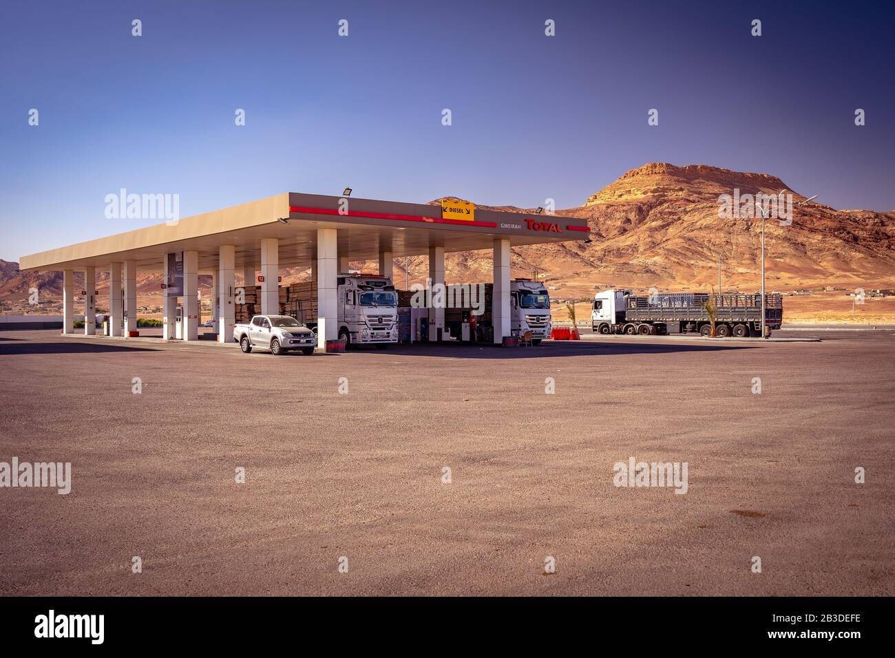 Wadi Rum, Giordania - Stazione di benzina totale lungo l'autostrada Foto Stock