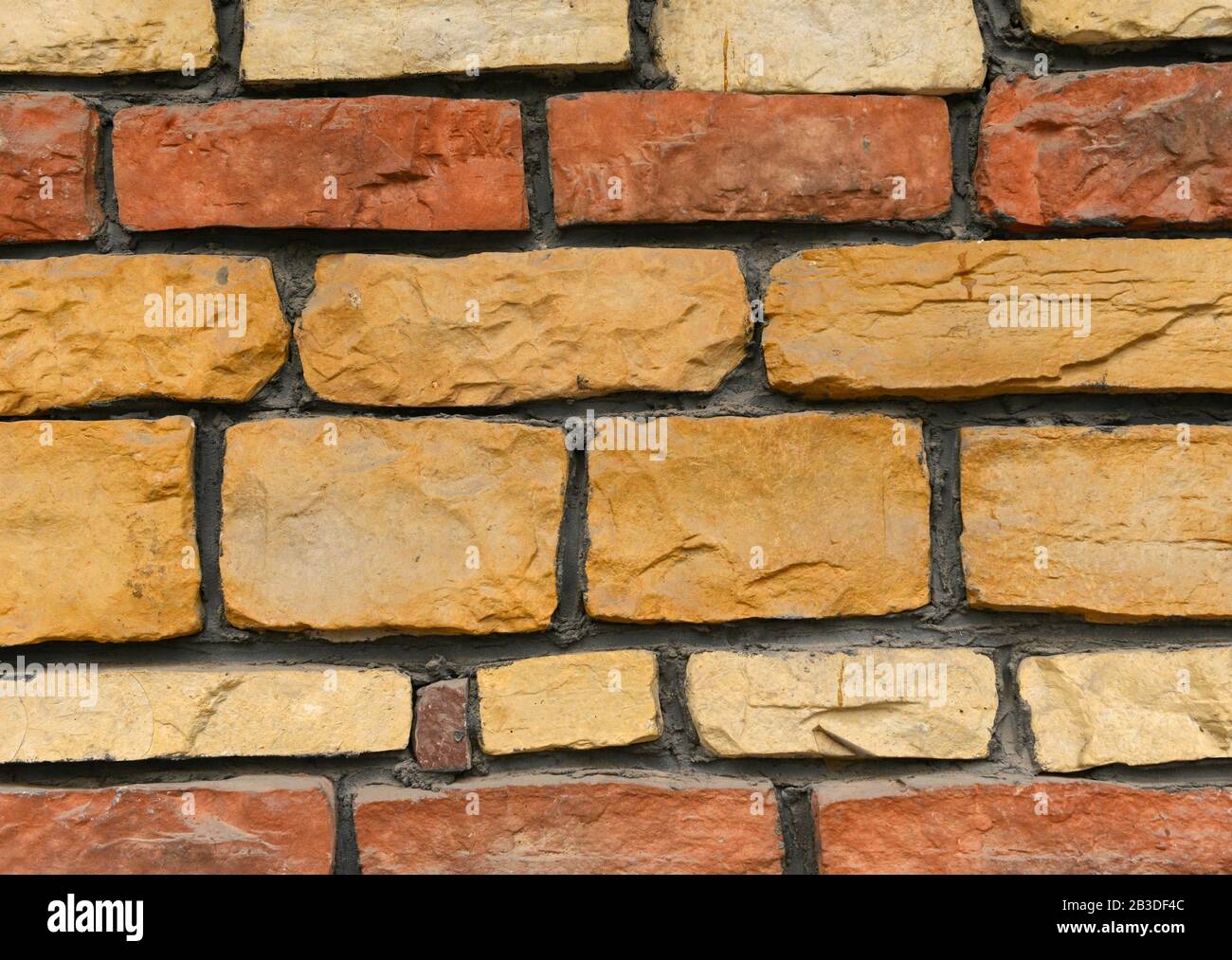 Muro di pietra con strati chiari di pietre e colori marrone terra, Pechino occidentale, Cina Foto Stock