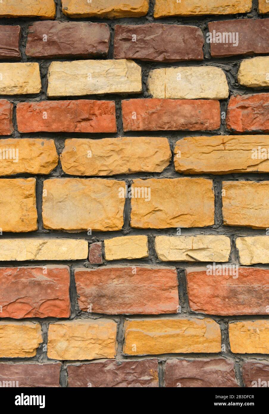 Muro di pietra con strati chiari di pietre e colori marrone terra, Pechino occidentale, Cina Foto Stock