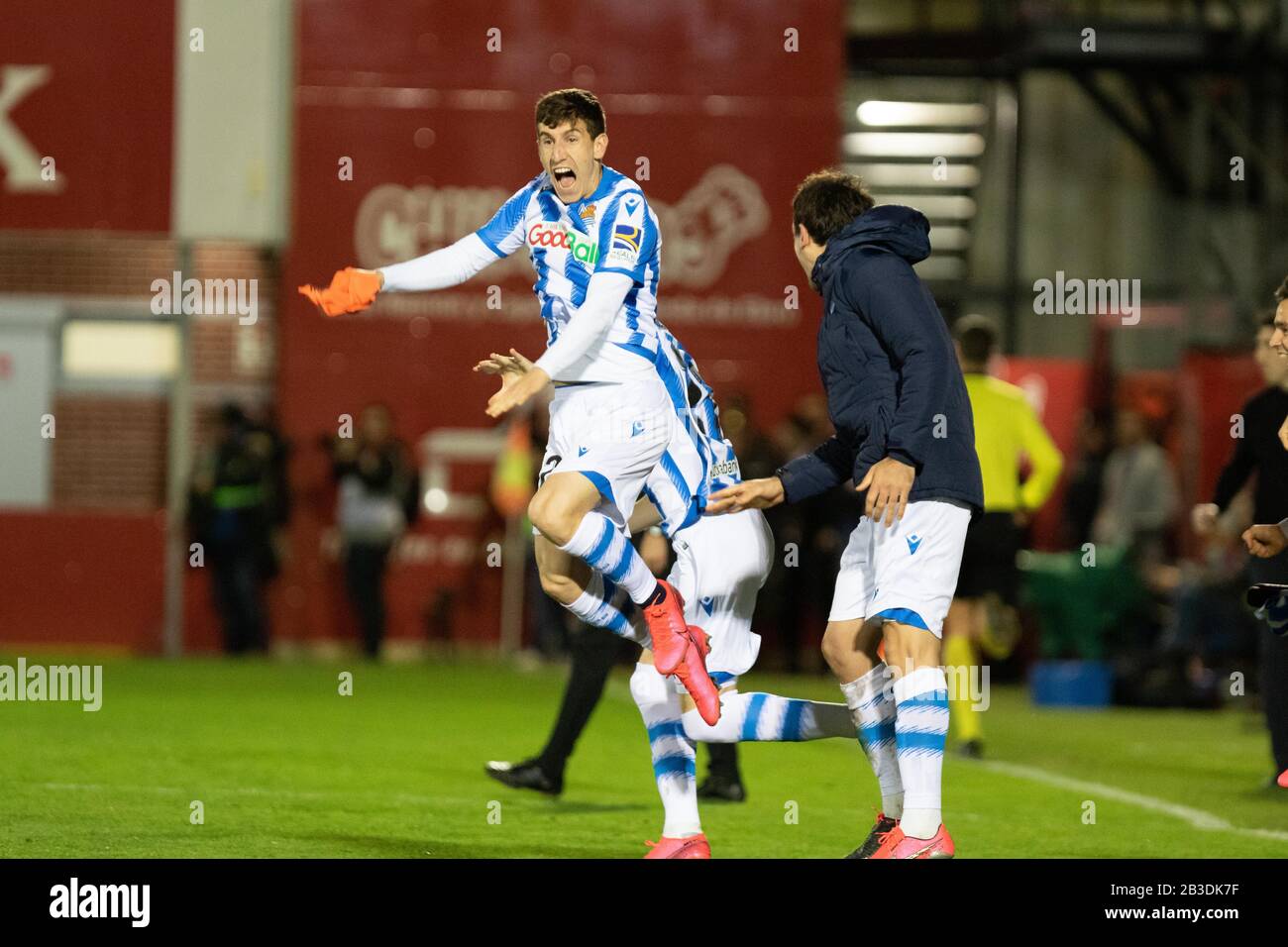 Miranda De Ebro, Burgos, Spagna. 4th Mar, 2020. AHIEN MUÃ‘OZ salta celebrando la vittoria durante il gioco tra CD Mirandes e Real Sociedad. Mirandés ha ospitato Real Sociedad nella semifinale di Copa del Rey allo stadio Anduva. Credito: Edu Del Fresno/Zuma Wire/Alamy Live News Foto Stock