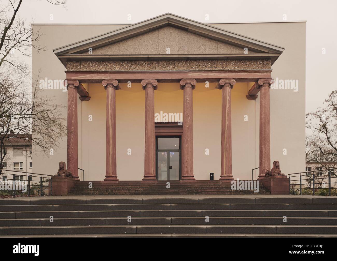 Darmstadt, Hessen, Germania - 02 Feb 2020: Teatro Moller Haus, facciata principale e ingresso Foto Stock