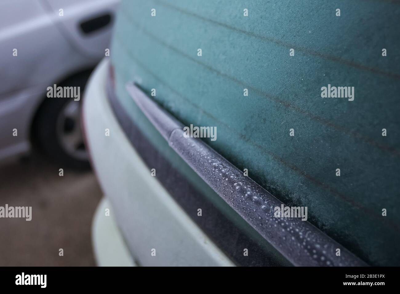 Dettaglio di un lunotto termico di un'auto con tergicristallo Foto stock -  Alamy