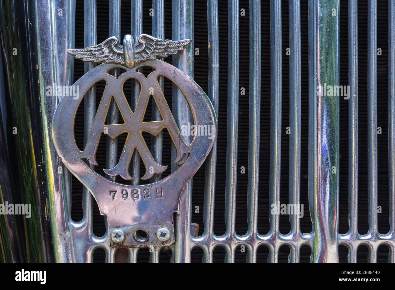 Logo Vintage dei membri dell'associazione automobilistica cromata (AA) montato sulla griglia anteriore della classica vettura di Morris 8 britannica al rally nell'Oxfordshire. Foto Stock