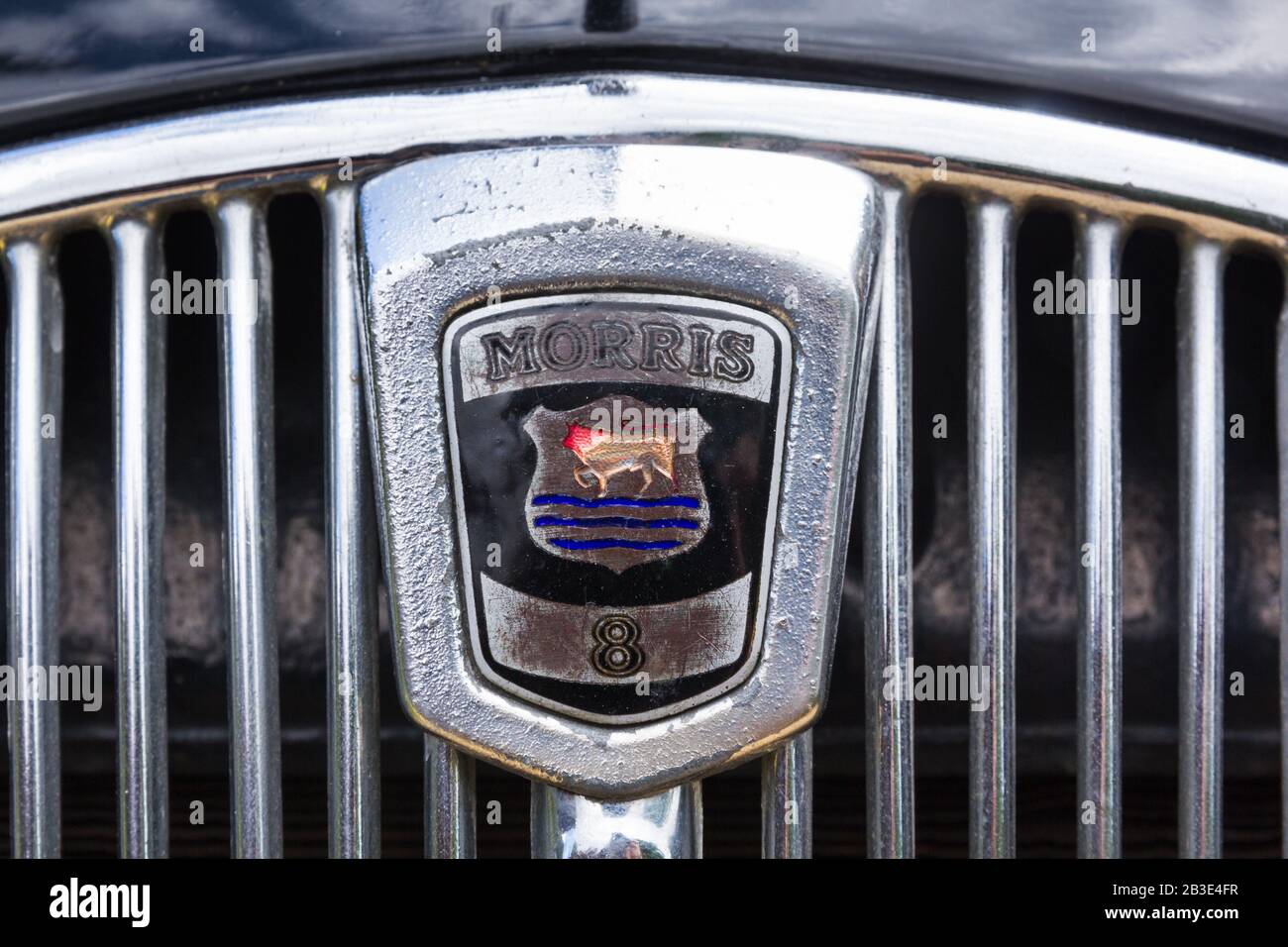 Logo auto Morris 8 vintage cromato lucido con logo smaltato montato sulla griglia frontale della calandra della classica vettura britannica al rally automobilistico di Oxfordshire. Foto Stock