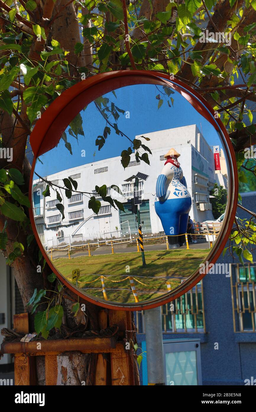 Statua al Pier 2 Art Center in uno specchio, Kaohsiung City, Taiwan Foto Stock