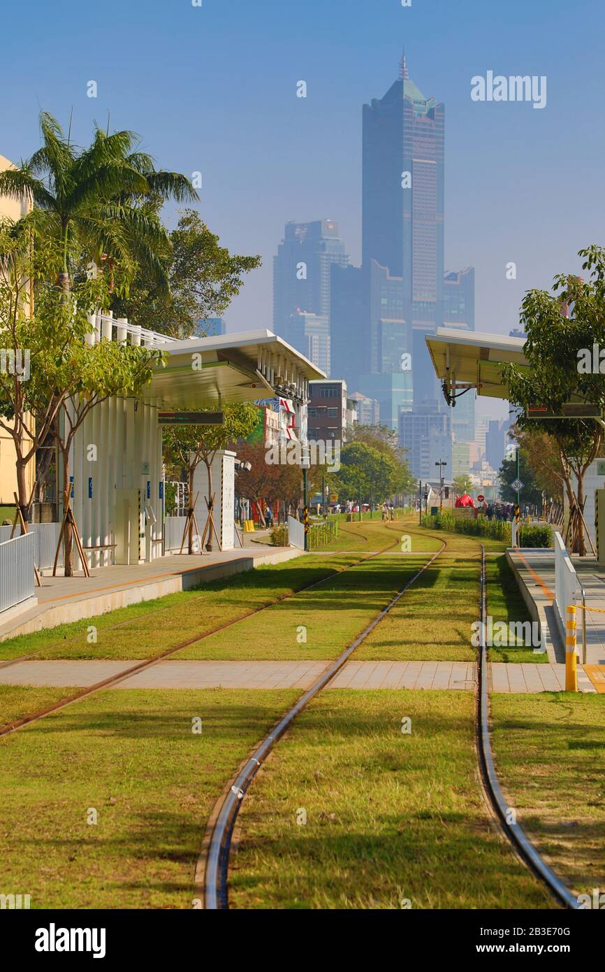 Penglai Pier 2 stazione del tram e 85 Sky Tower Hotel, Kaohsiung City, Taiwan Foto Stock