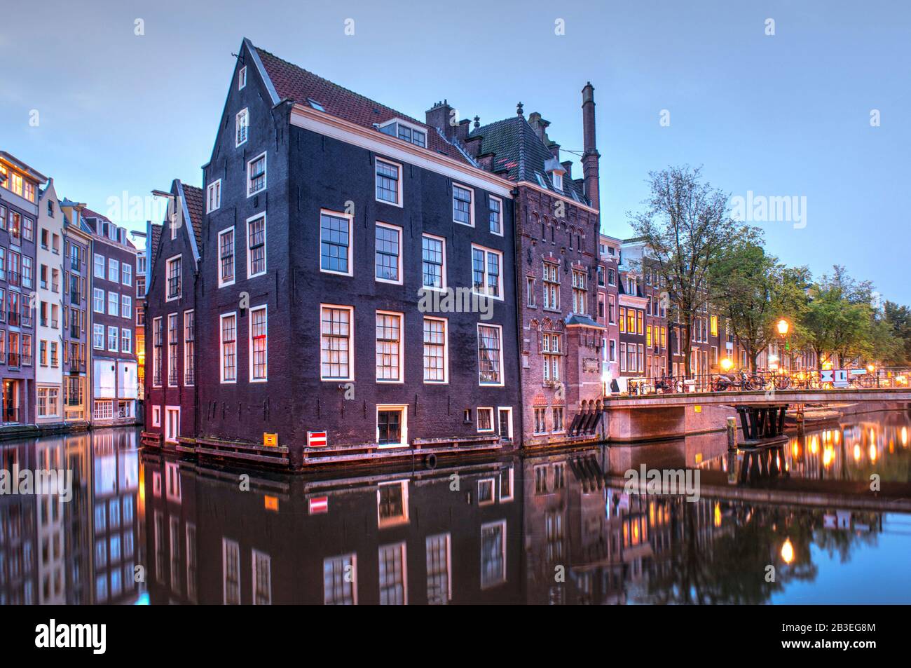 Scena notturna in uno dei canali multipli di Amsterdam Foto Stock