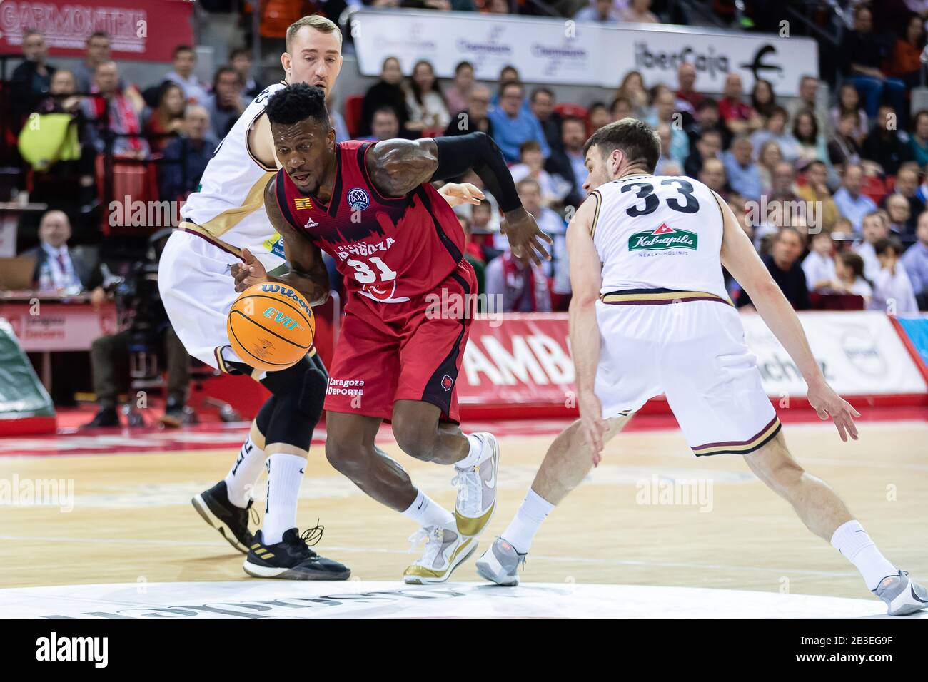 Saragozza, Spagna. 04th Mar, 2020. Dylan Ennis di Casademont Zaragoza (31) guida al basket durante la FIBA Champions League Top 16 Group la prima partita tra Casademont Zaragoza e Liektabelis. Zaragoza vince 76-67. (Foto Di Daniel Marzo/Pacific Press) Credit: Pacific Press Agency/Alamy Live News Foto Stock