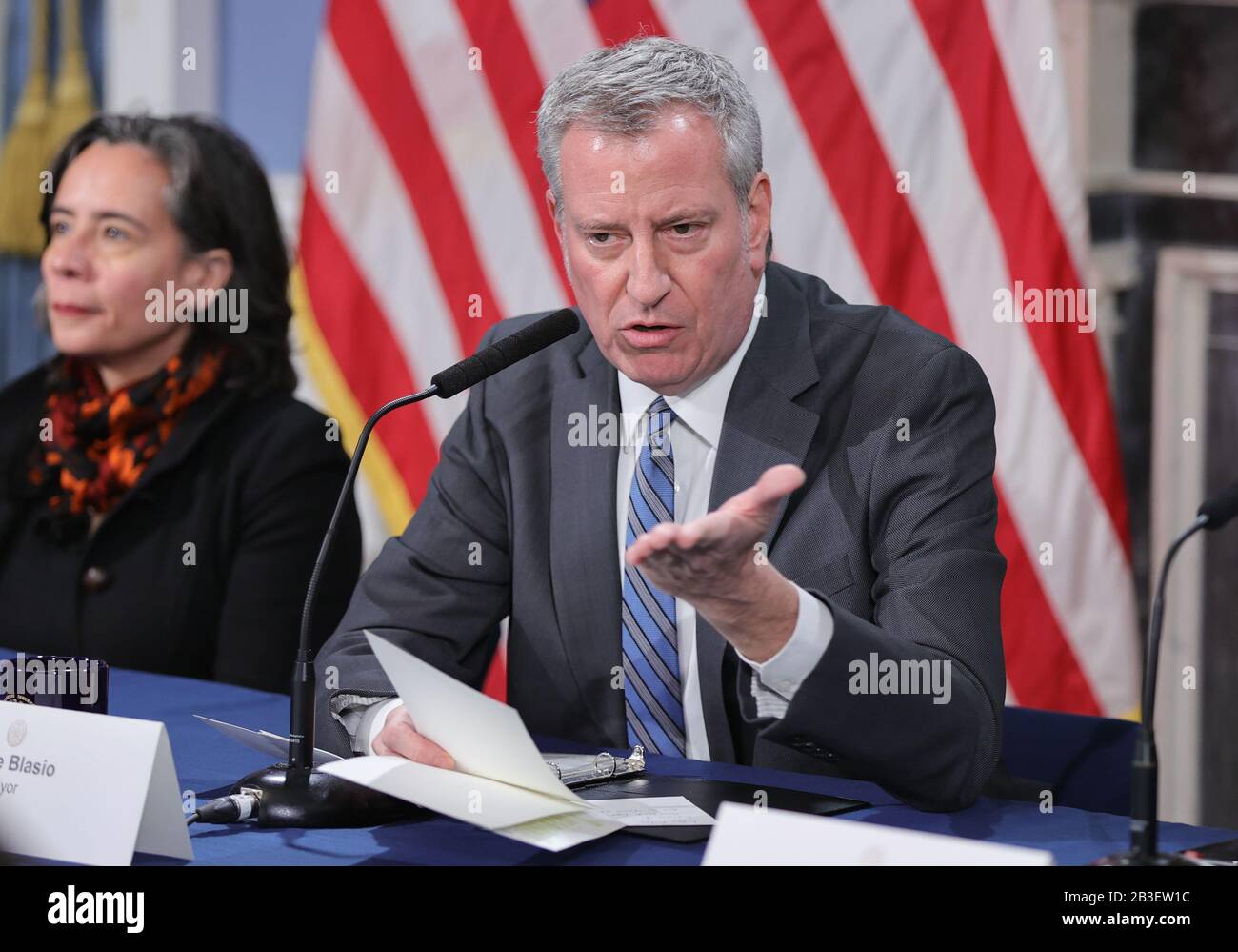 New York, NY, Stati Uniti. 4th Mar, 2020. Blue Room City Hall, New York, USA, 04 marzo 2020 - il sindaco Bill de Blasio aggiorna i newyorkesi sugli sforzi di preparazione Della Città per quanto riguarda COVID-19. Il Dipartimento di Salute e igiene mentale, in collaborazione con New York City Emergency Management, ha distribuito indicazioni a tutte le agenzie e partner.Photo: Luiz Rampelotto/EuropaNewswire.PHOTO CREDIT OBBLIGATORIO. Credit: Luiz Rampelotto/Zuma Wire/Alamy Live News Foto Stock