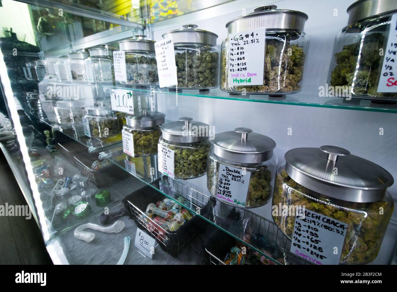 Selezione di cannabis medica ricreativa in un negozio legale al dettaglio Foto Stock