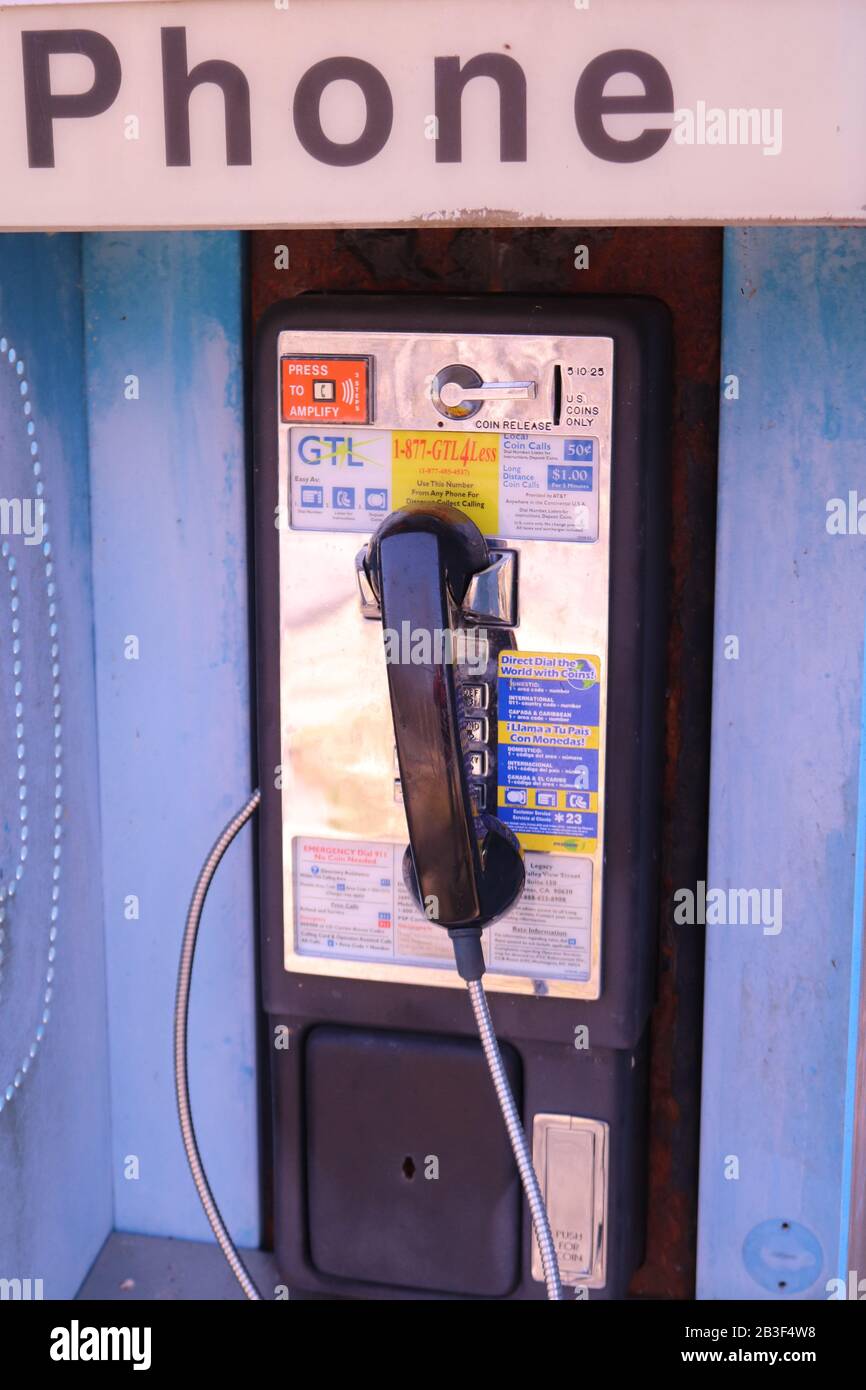 Una cabina telefonica a pagamento fuori dal centro visitatori presso lo Stone Mountain state Park, Roaring Gap, NC Foto Stock